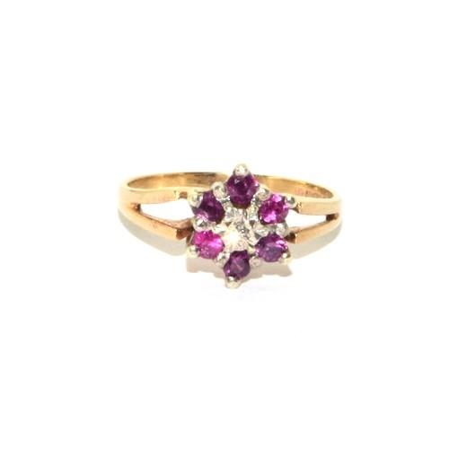 582 - 9ct gold ring with an open work setting Size L