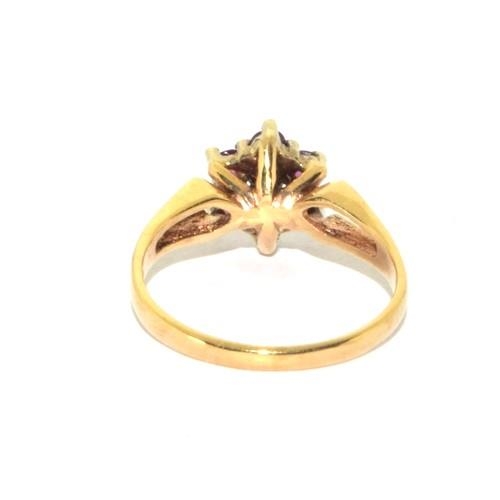 582 - 9ct gold ring with an open work setting Size L