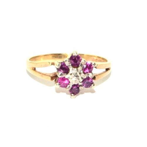 582 - 9ct gold ring with an open work setting Size L