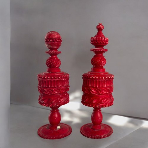 557 - A Victorian carved & stained bone chess set.English, 19th century.King height - 11.5cm... 