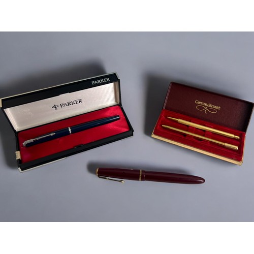 553 - A collection of vintage pens. Including a boxed Parker 45 arrow in blue, Burgundy Parker fountain pe... 