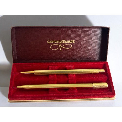 553 - A collection of vintage pens. Including a boxed Parker 45 arrow in blue, Burgundy Parker fountain pe... 