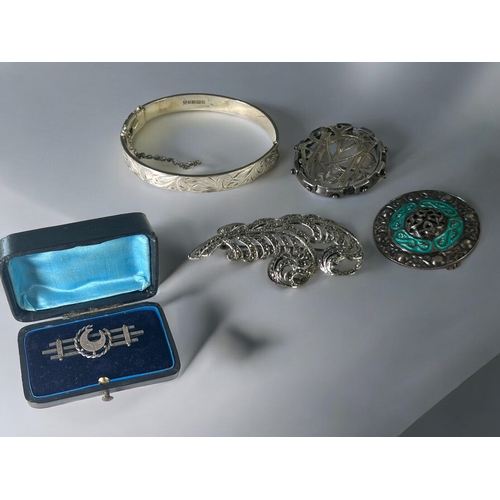 501 - A collection of vintage silver jewellery.Includes a silver engraved bracelet, Sterling silver Monogr... 