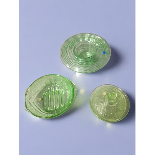 131 - Uranium Glass and Art Glass good collection 15 pieces in total including, Uranium Glass Salad Server... 