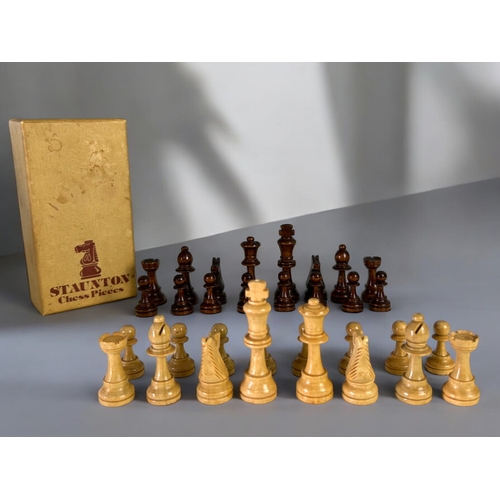 558 - A vintage carved wooden chess set.Complete, with Staunton box. King height - 75mm