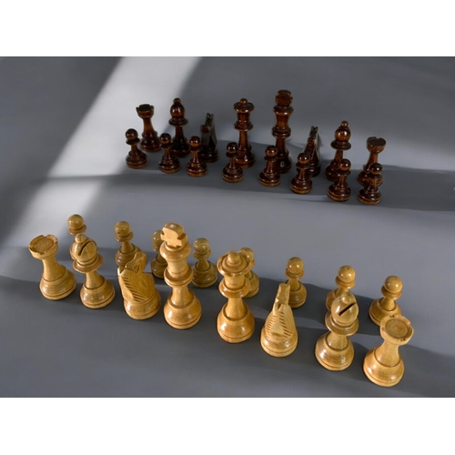 558 - A vintage carved wooden chess set.Complete, with Staunton box. King height - 75mm