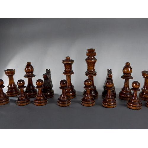 558 - A vintage carved wooden chess set.Complete, with Staunton box. King height - 75mm