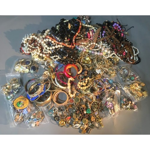 539 - Vintage and Later Costume Jewellery 5Kg+ to include Brooches, Pendants, Chains, Rings, Earings etc S... 