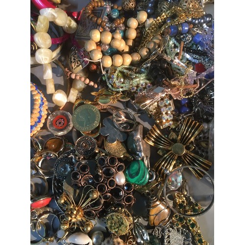 539 - Vintage and Later Costume Jewellery 5Kg+ to include Brooches, Pendants, Chains, Rings, Earings etc S... 