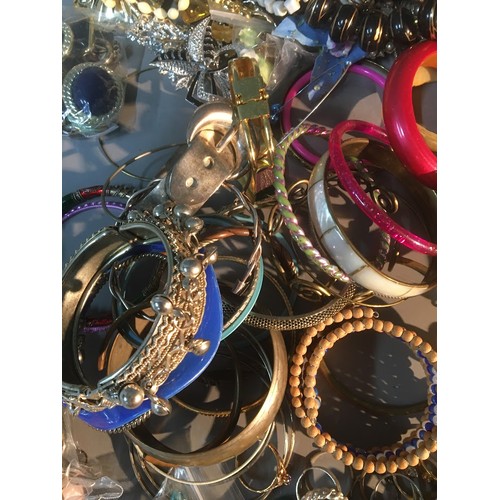 539 - Vintage and Later Costume Jewellery 5Kg+ to include Brooches, Pendants, Chains, Rings, Earings etc S... 