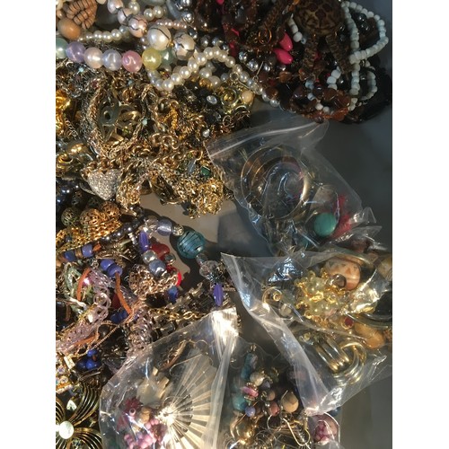 539 - Vintage and Later Costume Jewellery 5Kg+ to include Brooches, Pendants, Chains, Rings, Earings etc S... 