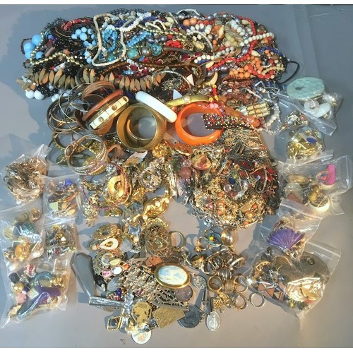 538 - 5 Kg of Vintage and Later Costume Jewellery to include Bangles, Bracelets, Rings, Beads, Brooches, C... 