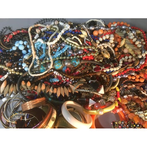 538 - 5 Kg of Vintage and Later Costume Jewellery to include Bangles, Bracelets, Rings, Beads, Brooches, C... 