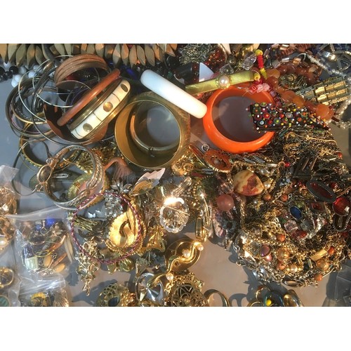 538 - 5 Kg of Vintage and Later Costume Jewellery to include Bangles, Bracelets, Rings, Beads, Brooches, C... 