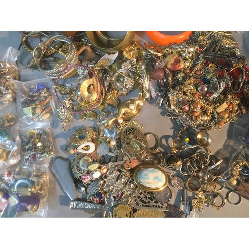 538 - 5 Kg of Vintage and Later Costume Jewellery to include Bangles, Bracelets, Rings, Beads, Brooches, C... 