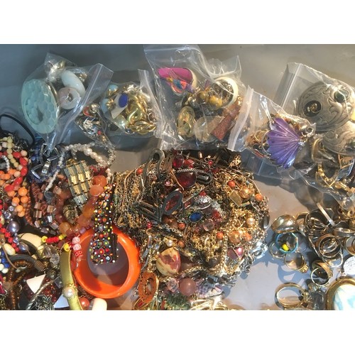 538 - 5 Kg of Vintage and Later Costume Jewellery to include Bangles, Bracelets, Rings, Beads, Brooches, C... 