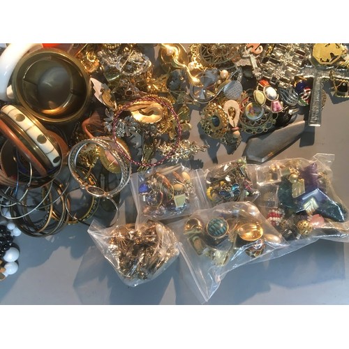 538 - 5 Kg of Vintage and Later Costume Jewellery to include Bangles, Bracelets, Rings, Beads, Brooches, C... 