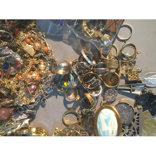 538 - 5 Kg of Vintage and Later Costume Jewellery to include Bangles, Bracelets, Rings, Beads, Brooches, C... 