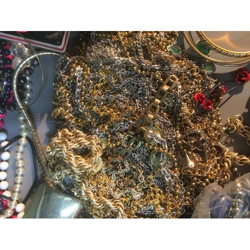 537 - Large Quantity of Costume Jewellery Vintage and Later examples 5kg+...Bangles, Bracelets, Rings Neck... 