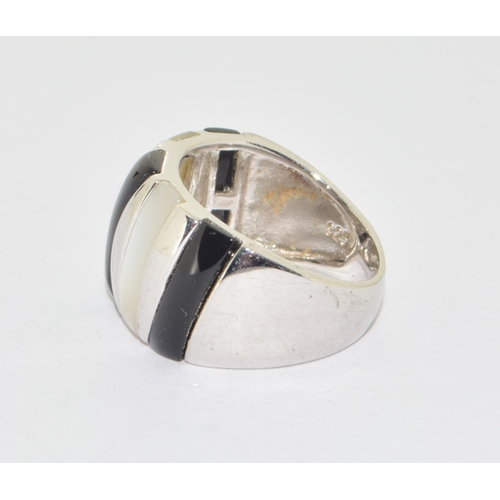 630 - 925 silver jet and Mother of Pearl design fashion ring size L