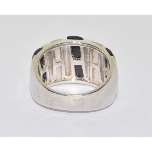 630 - 925 silver jet and Mother of Pearl design fashion ring size L