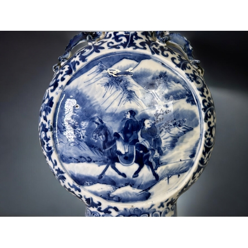 78 - A Chinese blue & white porcelain Pilgrim vase / moon flask.Qing dynasty, 19th century.Each side ... 