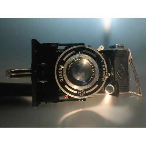 178 - Vintage Folding Cameras x 41. Zeiss Ikon Nettar 2. Dacora Folding Camera3. Weltira Folding Camera wi... 