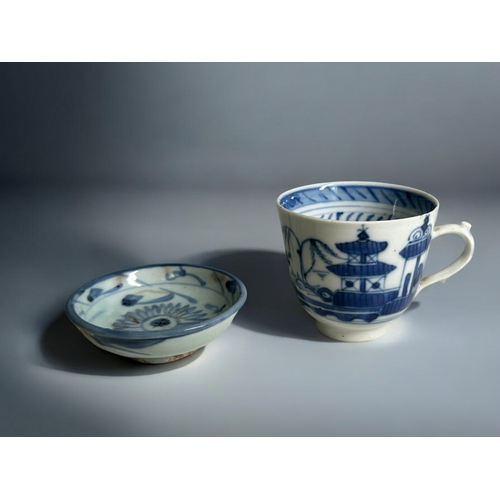 92 - A collection of Chinese export porcelain.Qing dynasty and later.Includes Canton famille rose teapot,... 