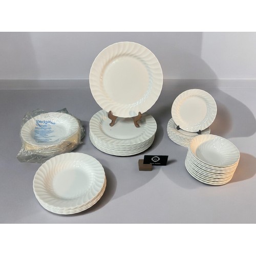 210 - Wedgewood Candlelight bone china dinner service