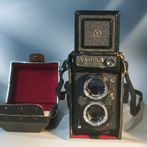 197 - Yashica Mat 124 G Twin Lens TLR Camera in Original Case Appears to be working.