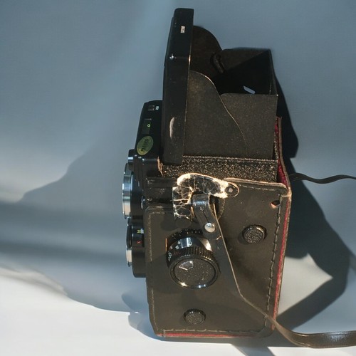 197 - Yashica Mat 124 G Twin Lens TLR Camera in Original Case Appears to be working.