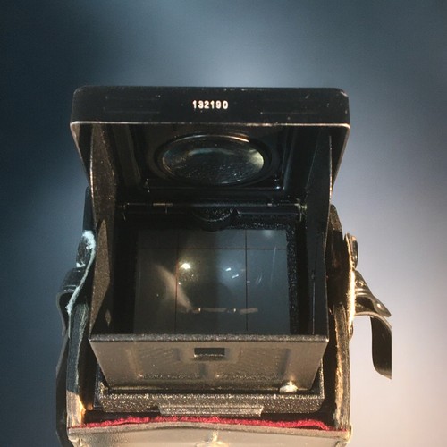 197 - Yashica Mat 124 G Twin Lens TLR Camera in Original Case Appears to be working.