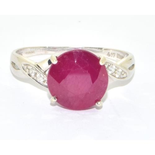 539 - 9ct white gold large Ruby solitaire in a claw setting size Q