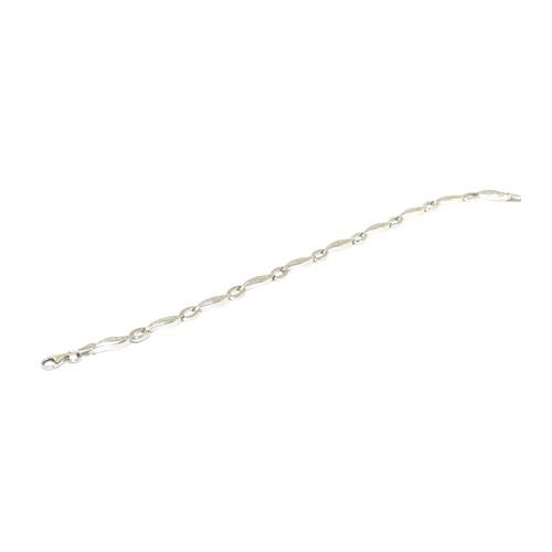 546 - 9ct white gold fancy link bracelet 19cm long 4.6g