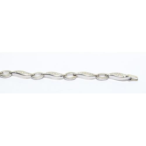 546 - 9ct white gold fancy link bracelet 19cm long 4.6g