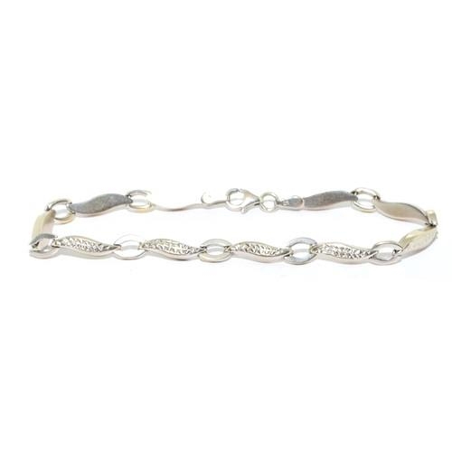 546 - 9ct white gold fancy link bracelet 19cm long 4.6g