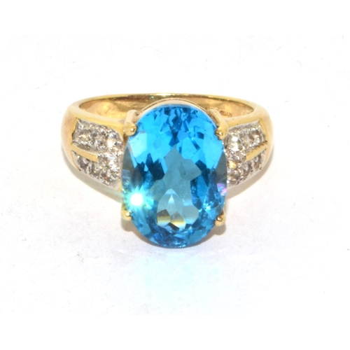 549 - 9ct gold ladies Faceted large oval Blue Topaz statement ring 6g size N