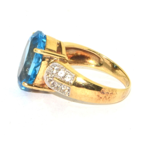 549 - 9ct gold ladies Faceted large oval Blue Topaz statement ring 6g size N