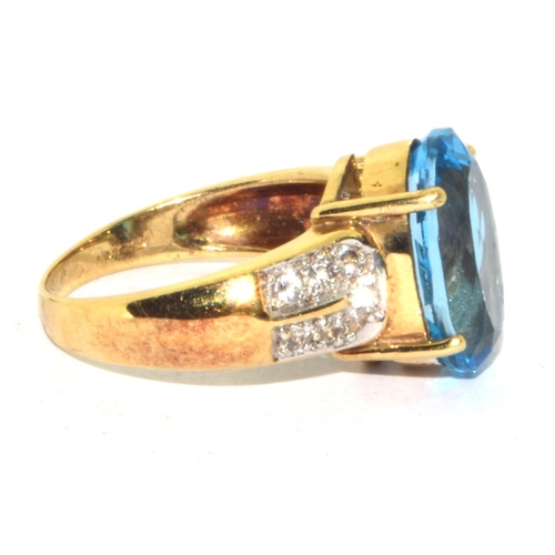 549 - 9ct gold ladies Faceted large oval Blue Topaz statement ring 6g size N