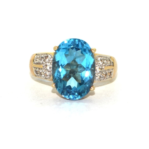 549 - 9ct gold ladies Faceted large oval Blue Topaz statement ring 6g size N