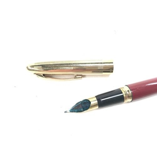 555 - Quality Shaeffer Crest fountain pen, burgundy body with GP cap. 18ct gold nib