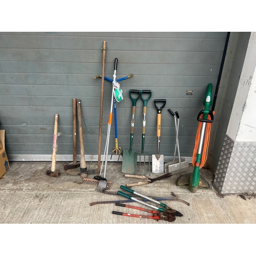 170 - A large collection of garden tools including a HDL electric strimmer, large hammer, how, wooden hand... 