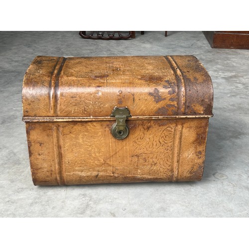 132 - Tin trunk painted faux wood with the key. approx 61cm wide x 43cm x 40cm