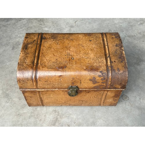 132 - Tin trunk painted faux wood with the key. approx 61cm wide x 43cm x 40cm