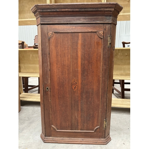 87 - Nice 19thC Oak corner cupboard with inlaid central marquetry shell motif and 1/4 fan inlays to each ... 