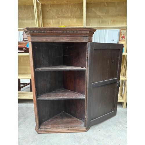 87 - Nice 19thC Oak corner cupboard with inlaid central marquetry shell motif and 1/4 fan inlays to each ... 