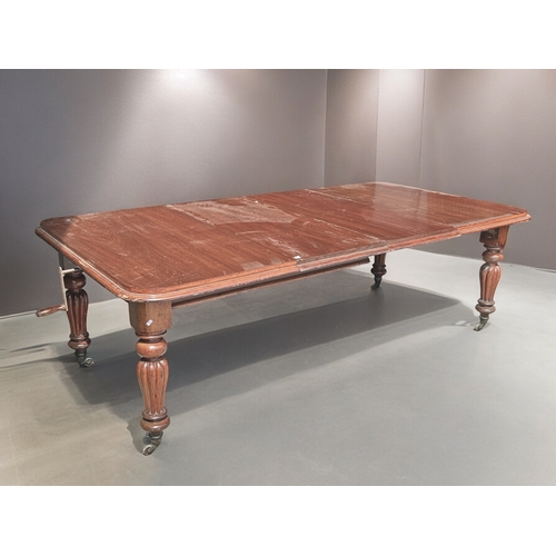 158 - A large Mahogany wind extending dining table.With original leaves. Turned & fluted legs, raised ... 