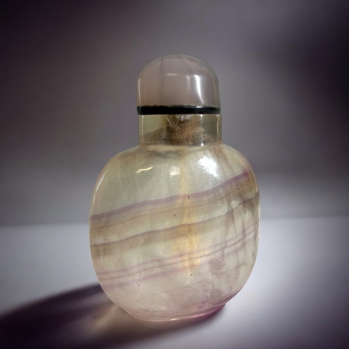 68 - A Chinese banded Amethyst snuff bottle. 19th/20th century.70 x 50mm