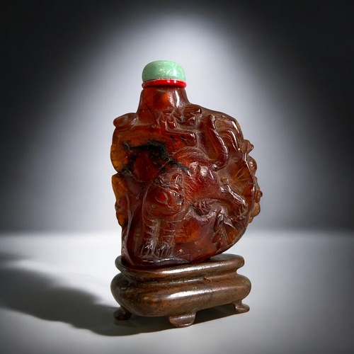 70 - Chinese carved Amber snuff bottle.Qing dynasty, 18th/19th Century.Irregular form, with intricately C... 