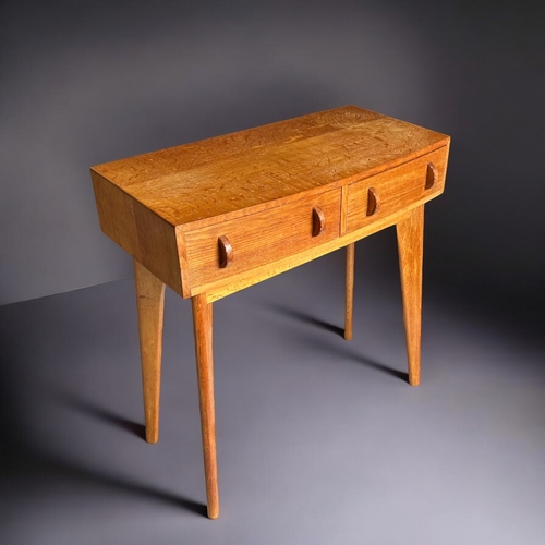 150A - A Mid-century Oak compact console table / desk.Attributed to Morris of Glasgow. H - 80cmW - 76c... 